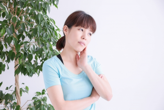 悩む女性